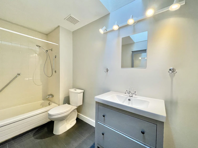 4-824 North Road, Gibsons, BC, V0N 1V9 - 8
