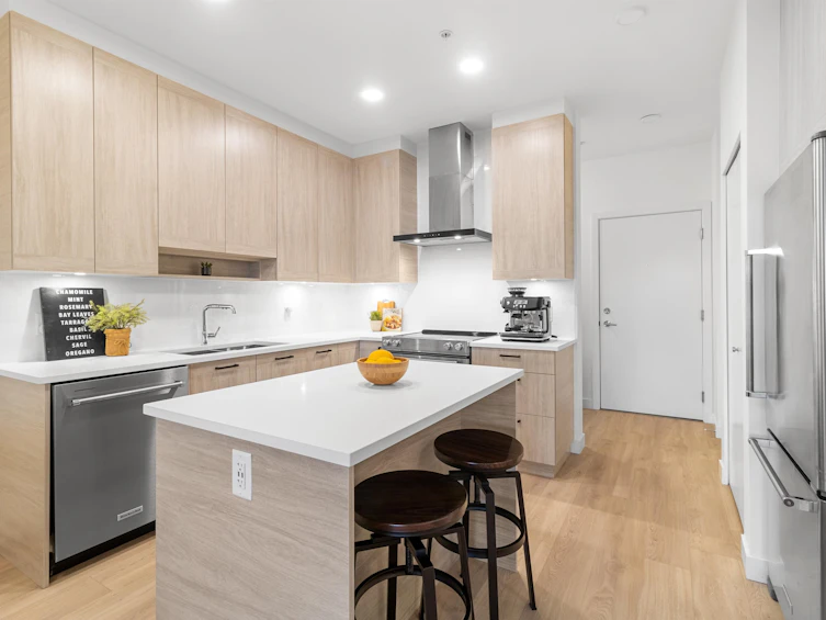413-7579 16th Street, Burnaby, BC, V3N 0H7