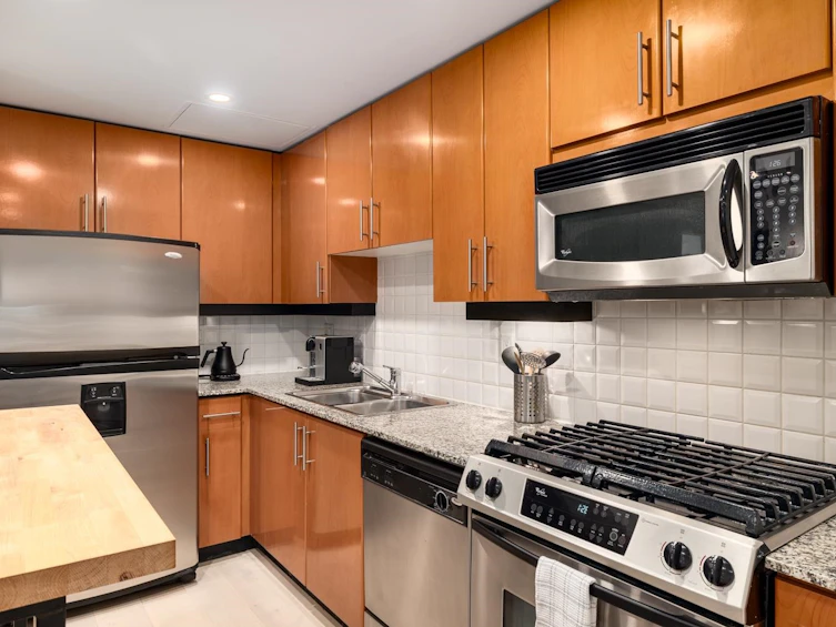 301-168 E Esplanade, North Vancouver, BC, V7L 4X8 - 3