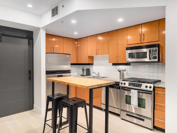 301-168 E Esplanade, North Vancouver, BC, V7L 4X8 - 5