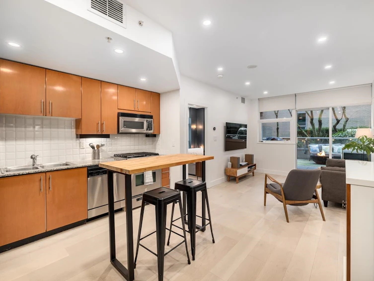 301-168 E Esplanade, North Vancouver, BC, V7L 4X8
