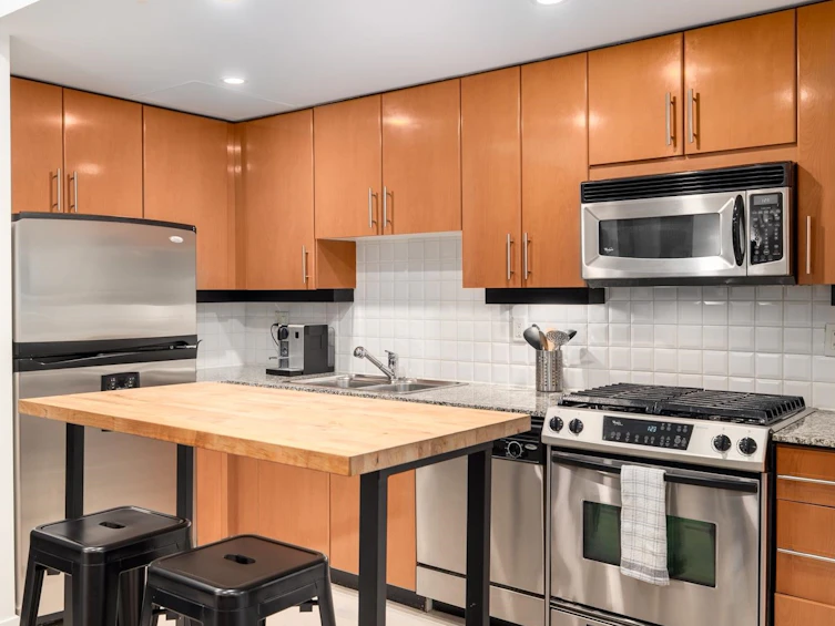 301-168 E Esplanade, North Vancouver, BC, V7L 4X8 - 4