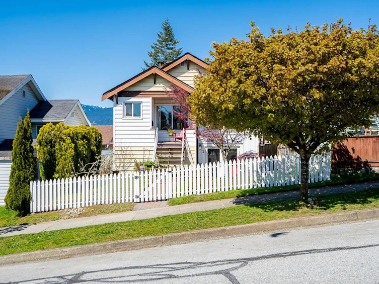 3415 Dundas Street, Vancouver, BC, V5K 1R9 - 2