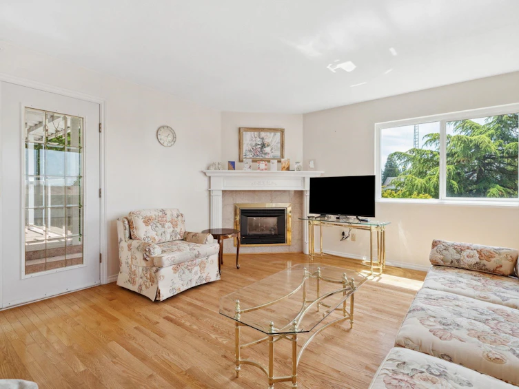 722 Foster Avenue, Coquitlam, BC, V3J 7P7 - 4