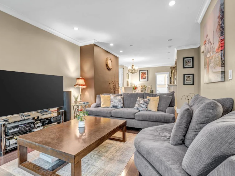 2385 W 7th Avenue, Vancouver, BC, V6K 1Y4 - 2