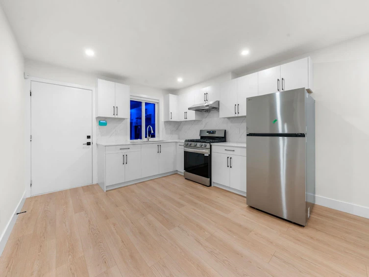 7586 2nd Street, Burnaby, BC, V3N 3R6 - 34