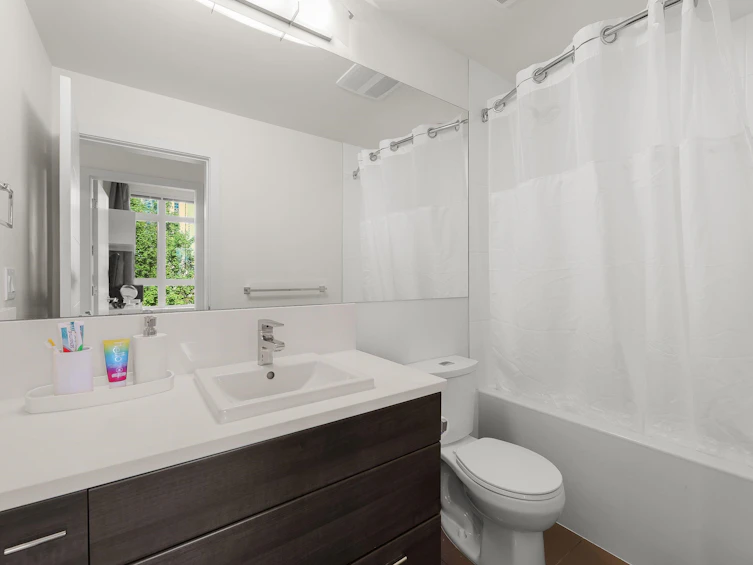 411-13925 Fraser Highway, Surrey, BC, V3T 4E6 - 14