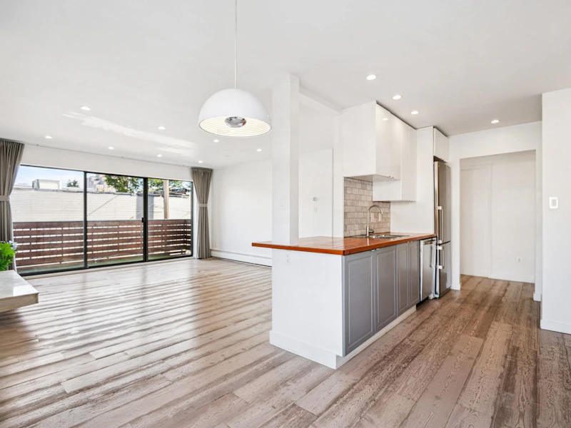 208 - 3264 Oak Street, Vancouver BC V6H 2L3