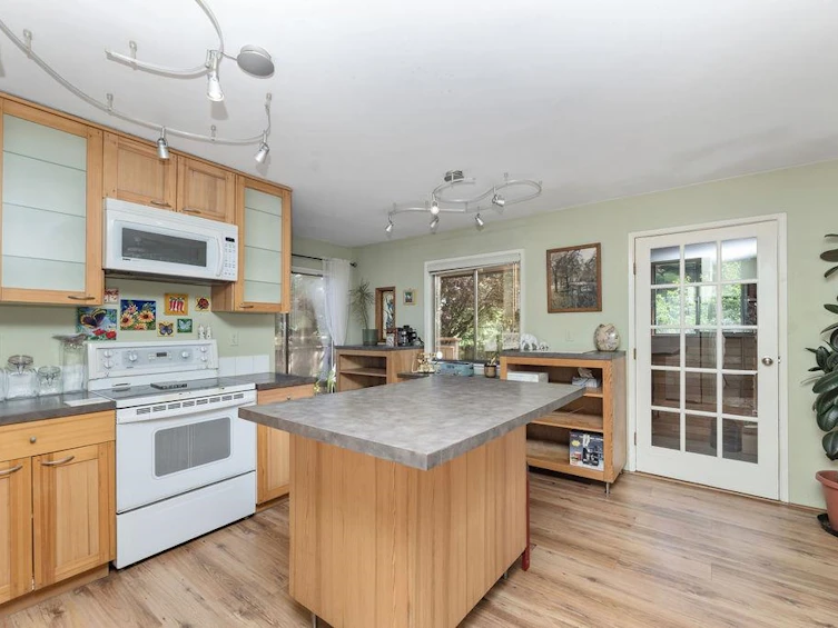 1064 Rosamund Road, Gibsons, BC, V0N 1V3 - 6
