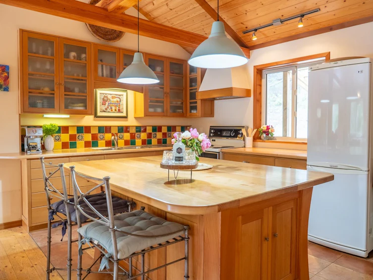 5574 Hooson Road, Pender Island, BC, V0N 2M1 - 5