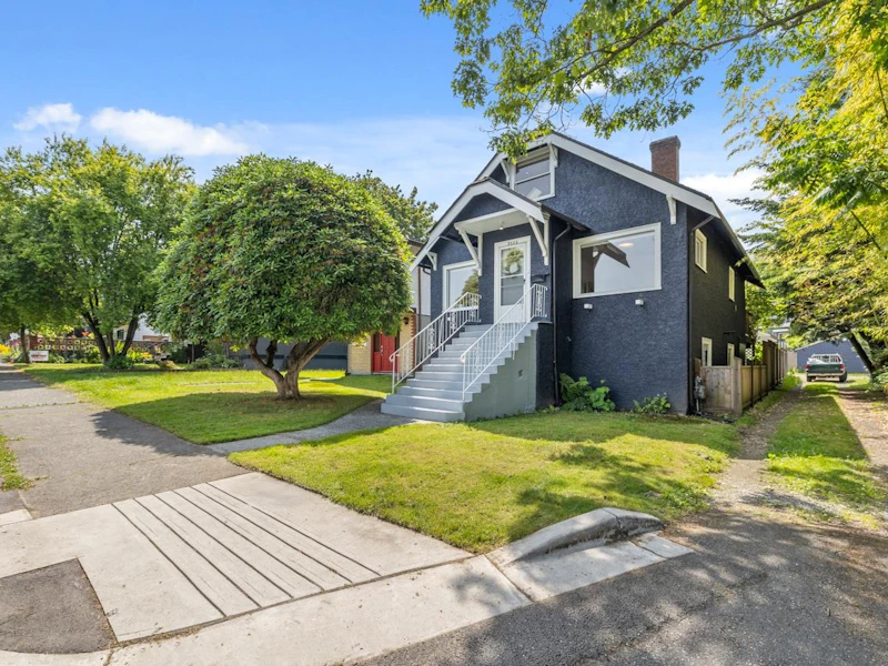 2506 Triumph Street, Vancouver BC V5K 1S8