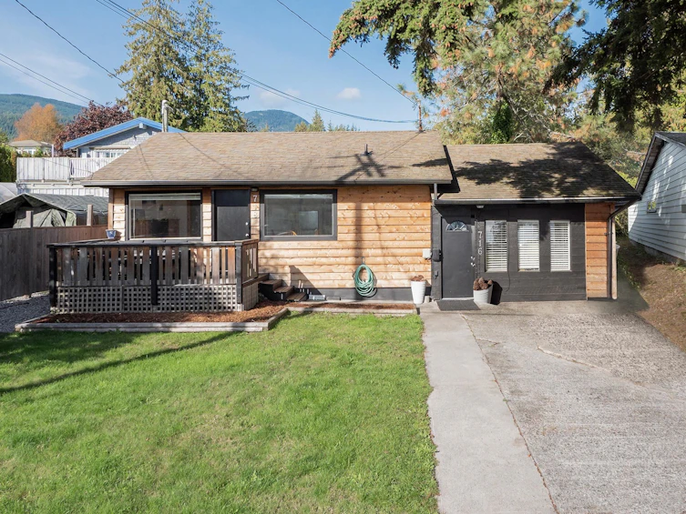 716/718 Hillcrest Road, Gibsons, BC, V0N 1V9 - 4