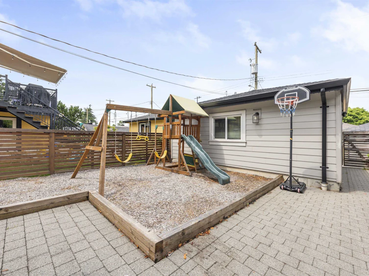 2575 Napier Street, Vancouver, BC, V5K 2W4 - 33