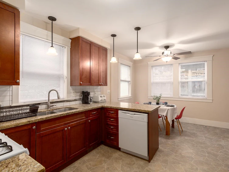 832 Salsbury Drive, Vancouver, BC, V5L 4A2 - 5