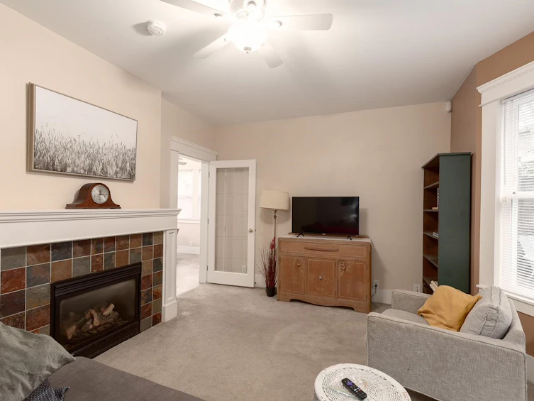 832 Salsbury Drive, Vancouver, BC, V5L 4A2 - 2