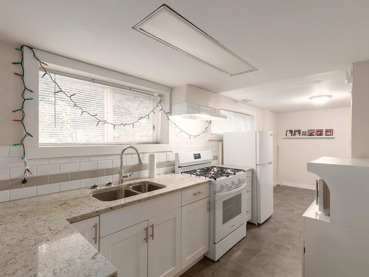 832 Salsbury Drive, Vancouver, BC, V5L 4A2 - 14