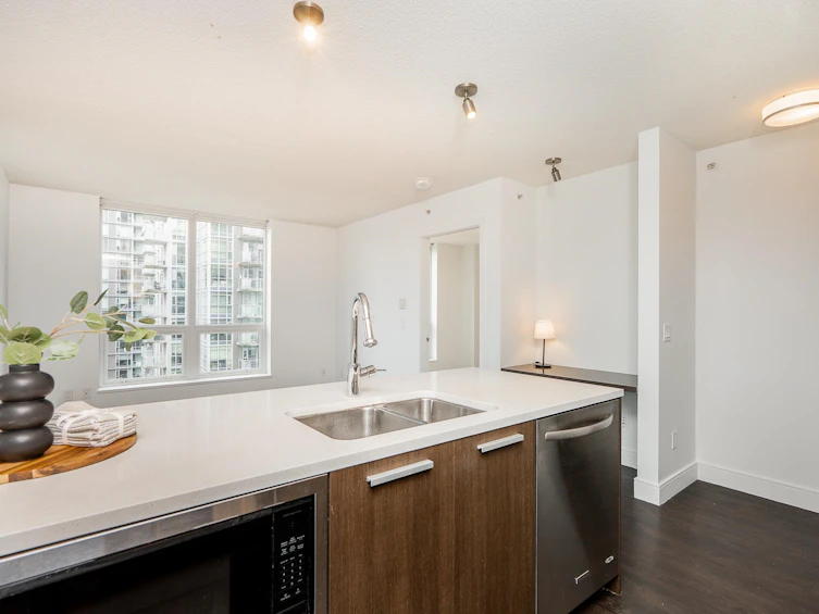 1105-3007 Glen Drive, Coquitlam, BC, V3B 0L8 - 6