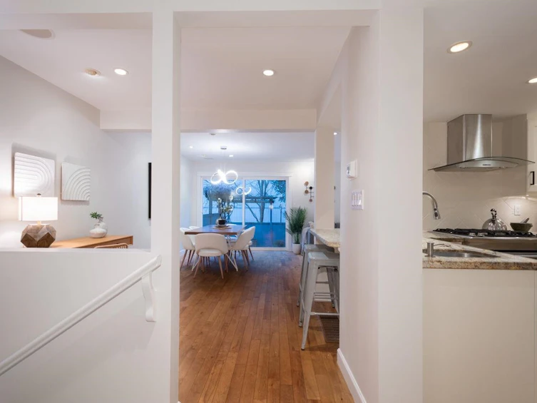 2034 Deep Cove Crescent, North Vancouver, BC, V7G 1T2 - 3