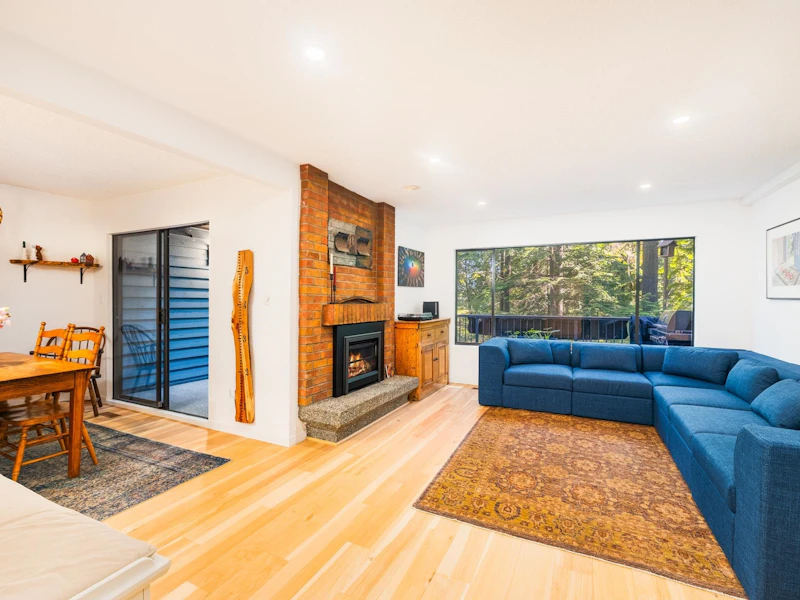 863 Hendecourt Road, North Vancouver BC V7K 2X5