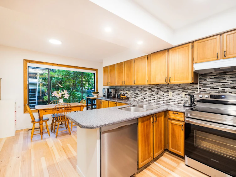 863 Hendecourt Road, North Vancouver, BC, V7K 2X5 - 6