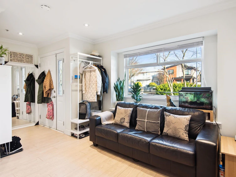 6925 Main Street, Vancouver, BC, V5X 3H6 - 4
