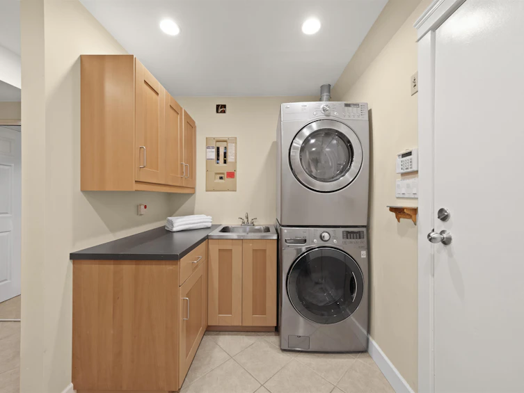 15081 92a Avenue, Surrey, BC, V3R 7A4 - 15