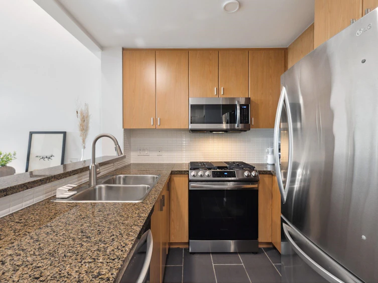 402-6888 Southpoint Drive, Burnaby, BC, V3N 5E3 - 6