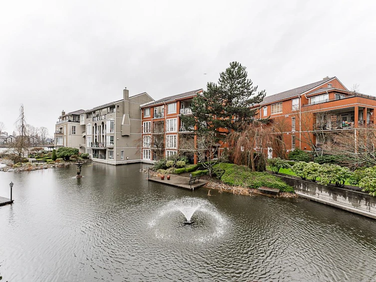 206-3 Renaissance Square, New Westminster, BC, V3M 6K4 - 25