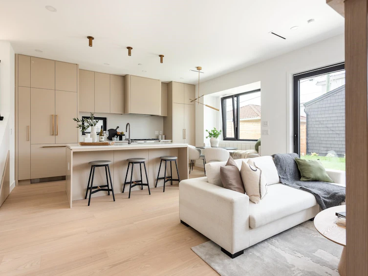 2796 E Georgia Street, Vancouver, BC, V5K 2K2