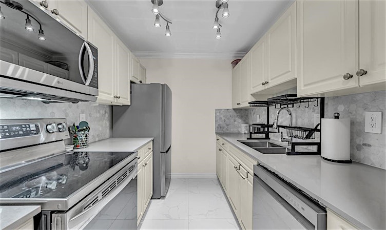 102-9682 134 Street, Surrey, BC, V3T 5L6