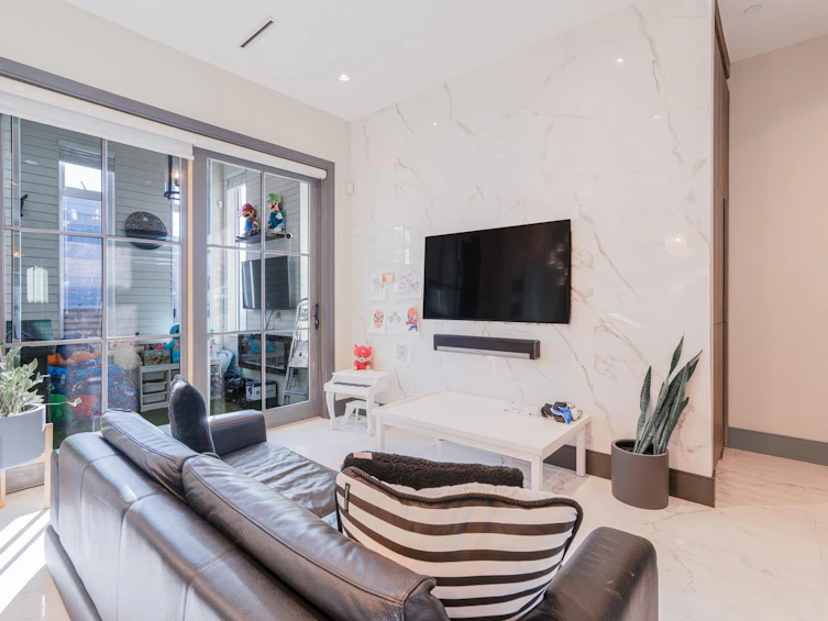 1072 E 39th Avenue, Vancouver, BC, V5W 1L1 - 8