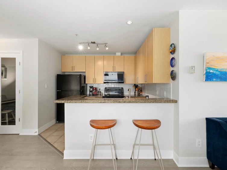 301-2630 Arbutus Street, Vancouver, BC, V6J 5L8 - 2