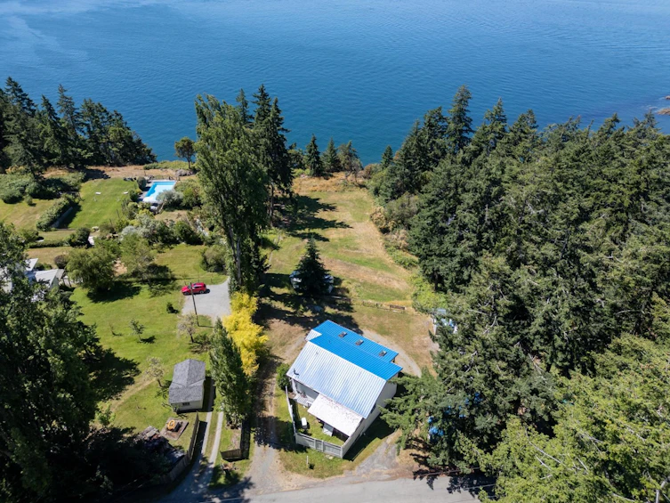 1325 Mackinnon Road, Pender Island, BC, V0N 2M1 - 2