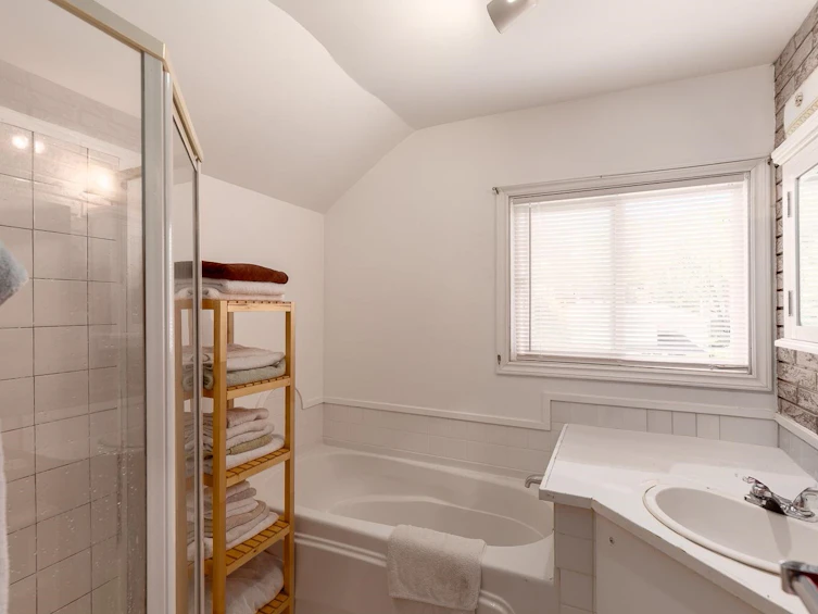 2402 W 34th Avenue, Vancouver, BC, V6M 1G7 - 9