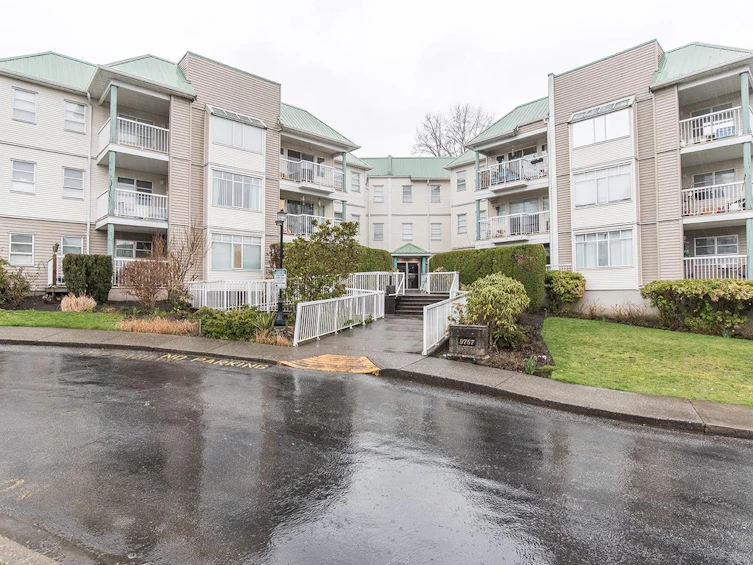 207-9767 140 Street, Surrey, BC, V3T 4M4 - 35