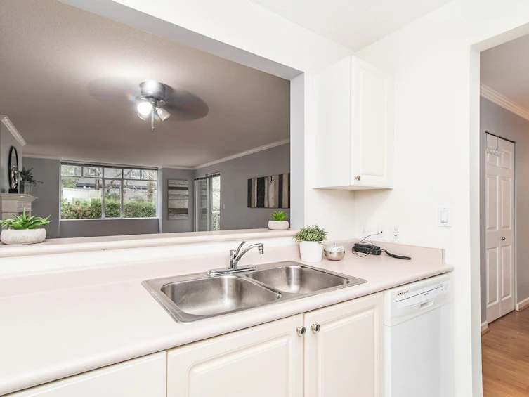 207-9767 140 Street, Surrey, BC, V3T 4M4 - 6