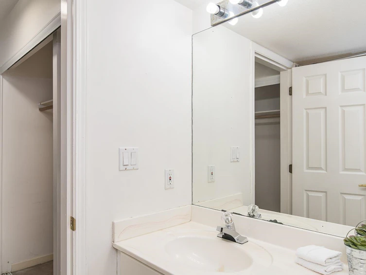 207-9767 140 Street, Surrey, BC, V3T 4M4 - 28