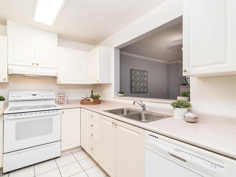 207-9767 140 Street, Surrey, BC, V3T 4M4 - 4