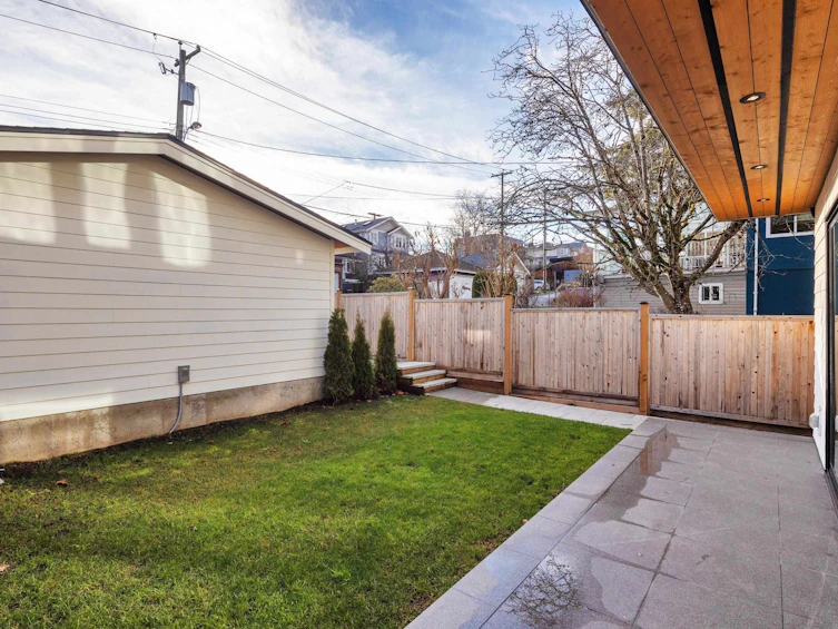 32 E 37th Avenue, Vancouver, BC, V5W 1E2 - 37