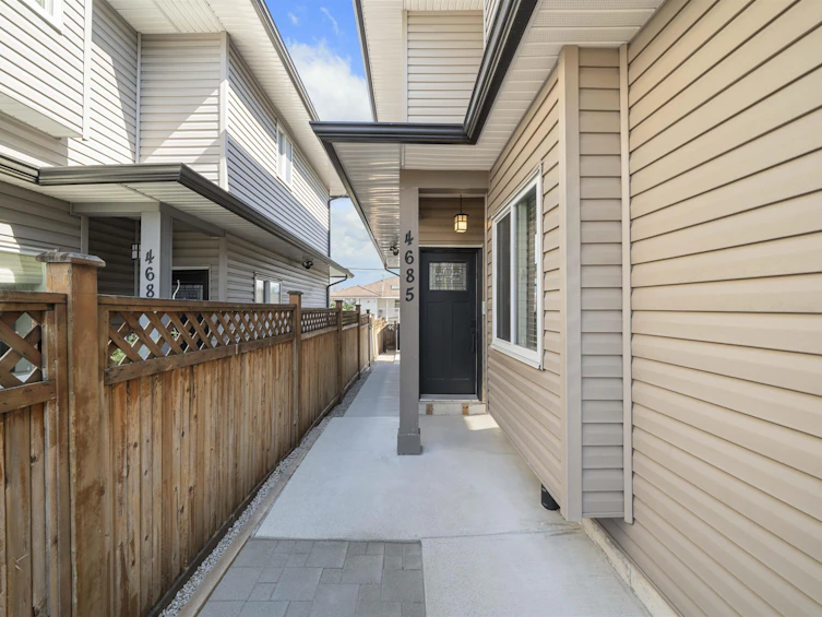 2-4685 Canada Way, Burnaby, BC, V5G 1K9 - 3