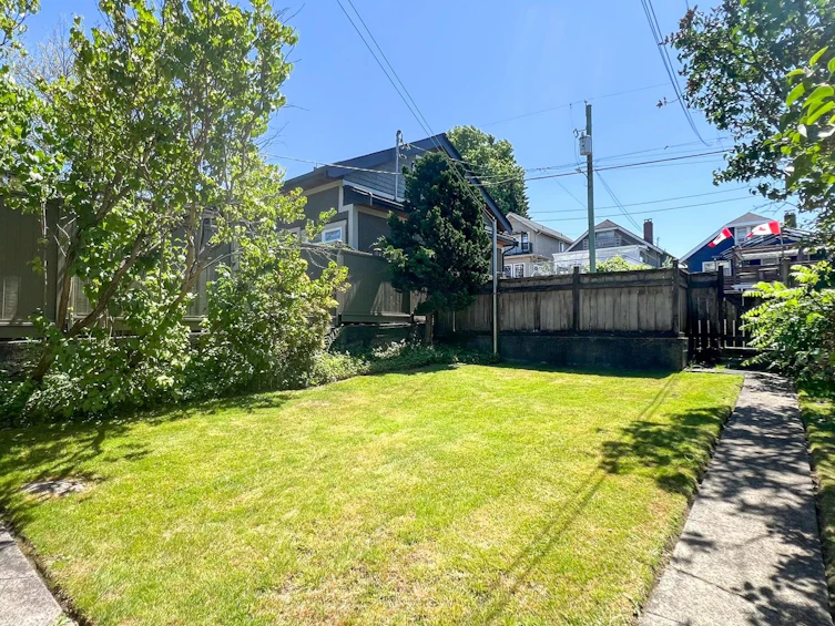 3464 Oxford Street, Vancouver, BC, V5K 1N9 - 3