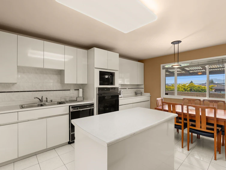 8915 Monroe Avenue, Burnaby, BC, V3N 4E7 - 11