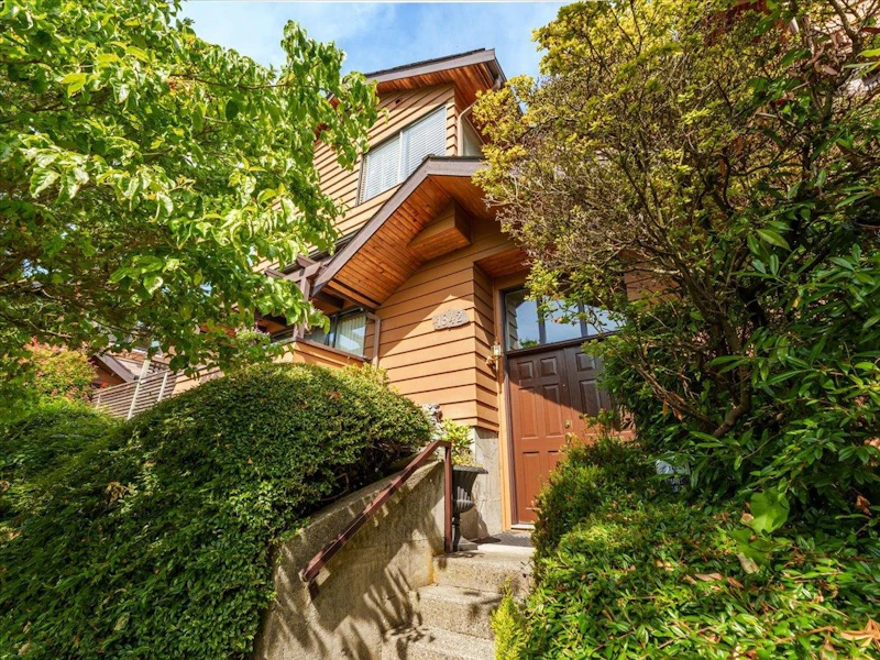 1842 Chesterfield Avenue, North Vancouver BC V7M 2P3