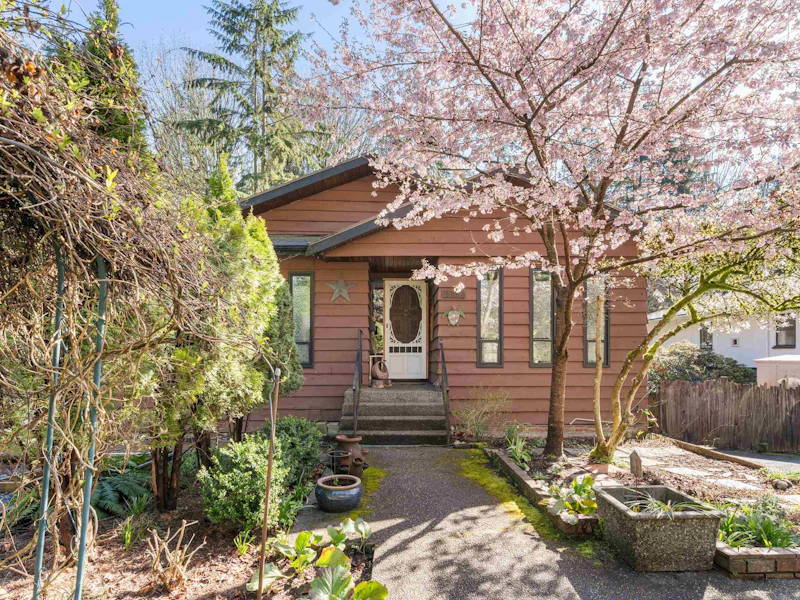 2152 Mackay Avenue, North Vancouver BC V7P 2M7