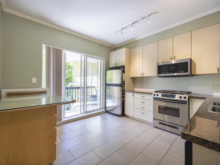11-6878 Southpoint Drive, Burnaby, BC, V3N 5E4 - 3