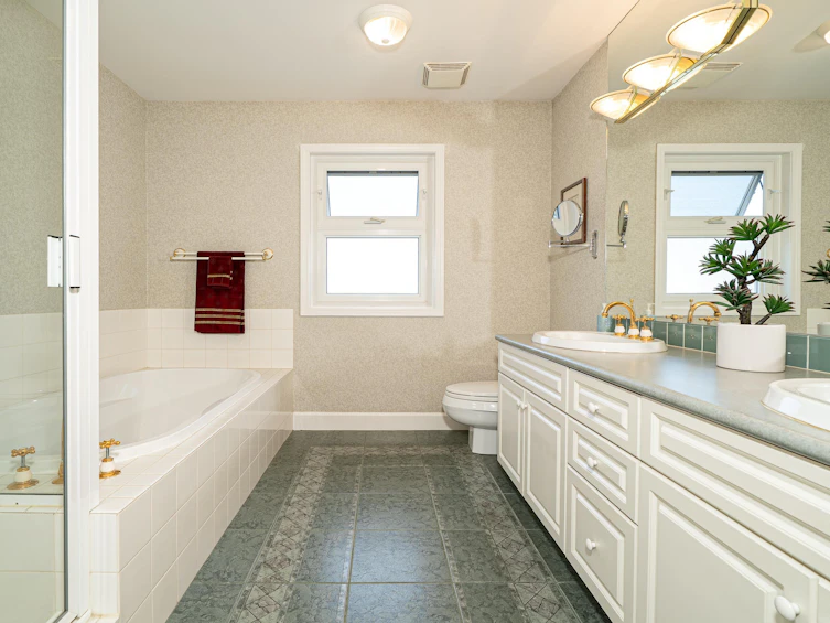 1755 W 58th Avenue, Vancouver, BC, V6P 1W8 - 18