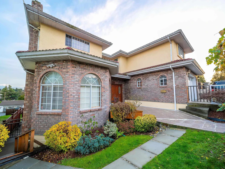 8030 11th Avenue, Burnaby, BC, V3N 2N7 - 2