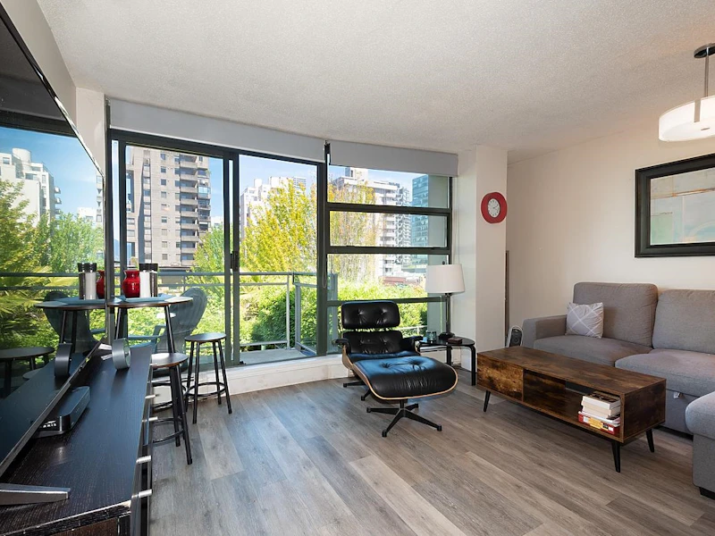 305 - 1688 Robson Street, Vancouver BC V6G 1C7