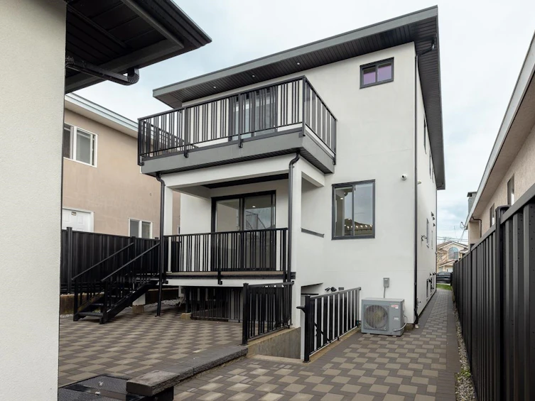 7707 Burgess Street, Burnaby, BC, V3N 3J1 - 4