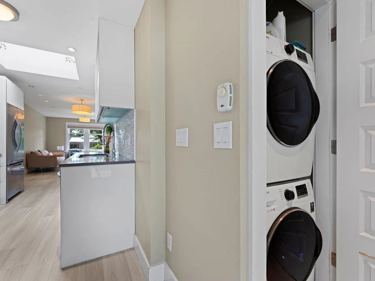 374 E 28th Avenue, Vancouver, BC, V5V 2M7 - 25